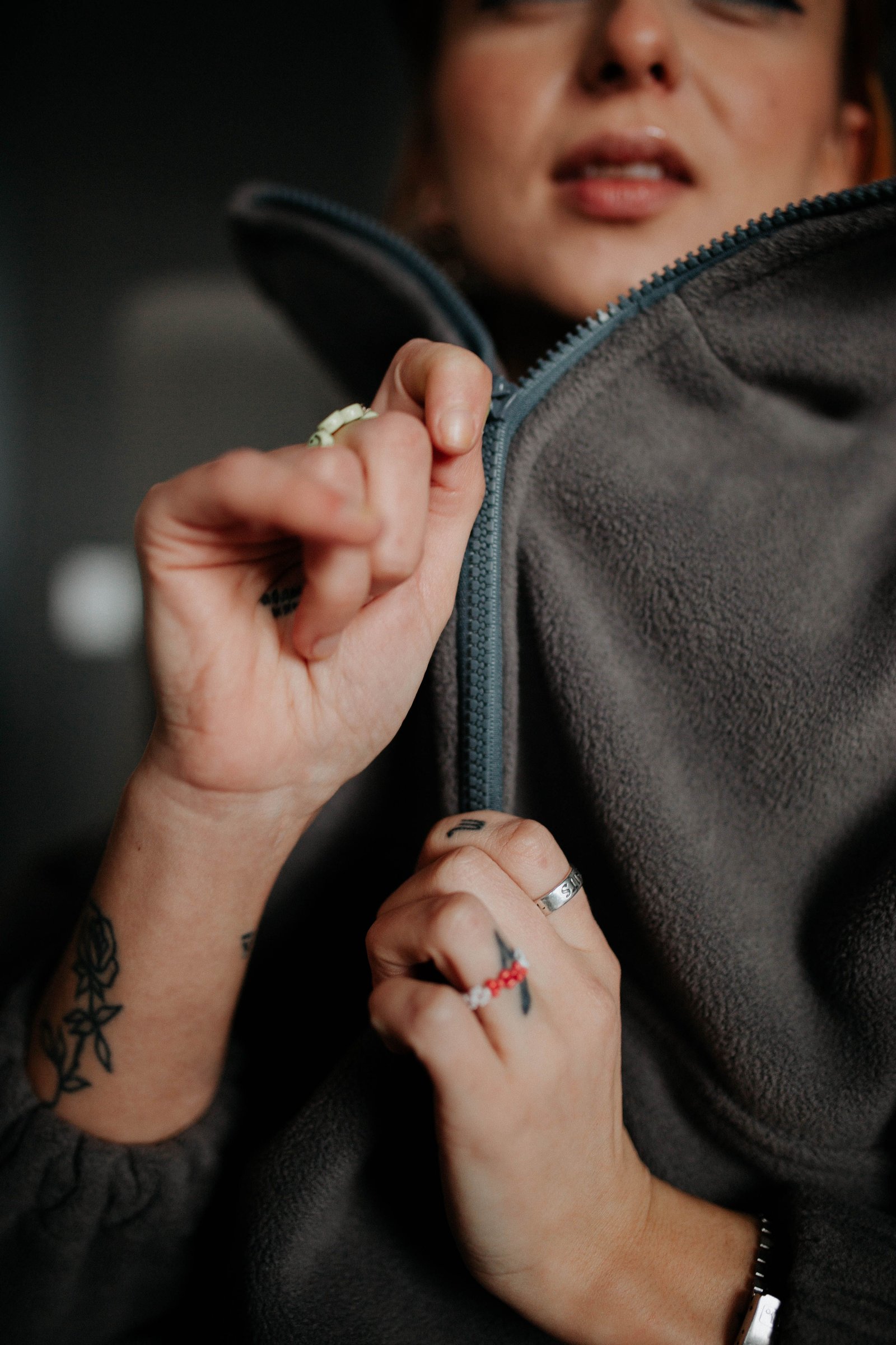 Pulling a fleece zipper closed